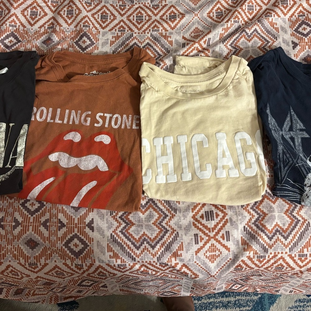 Assorted graphic tees lot